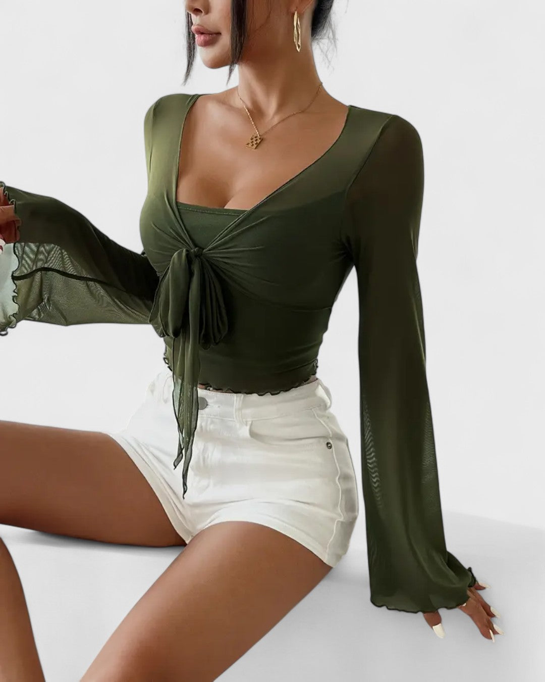 Blouse nouée à manches évasées