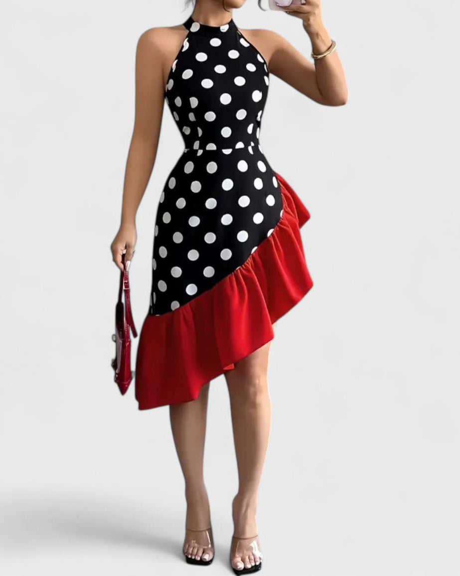 Robe noire à pois blancs et volant rouge asymétrique