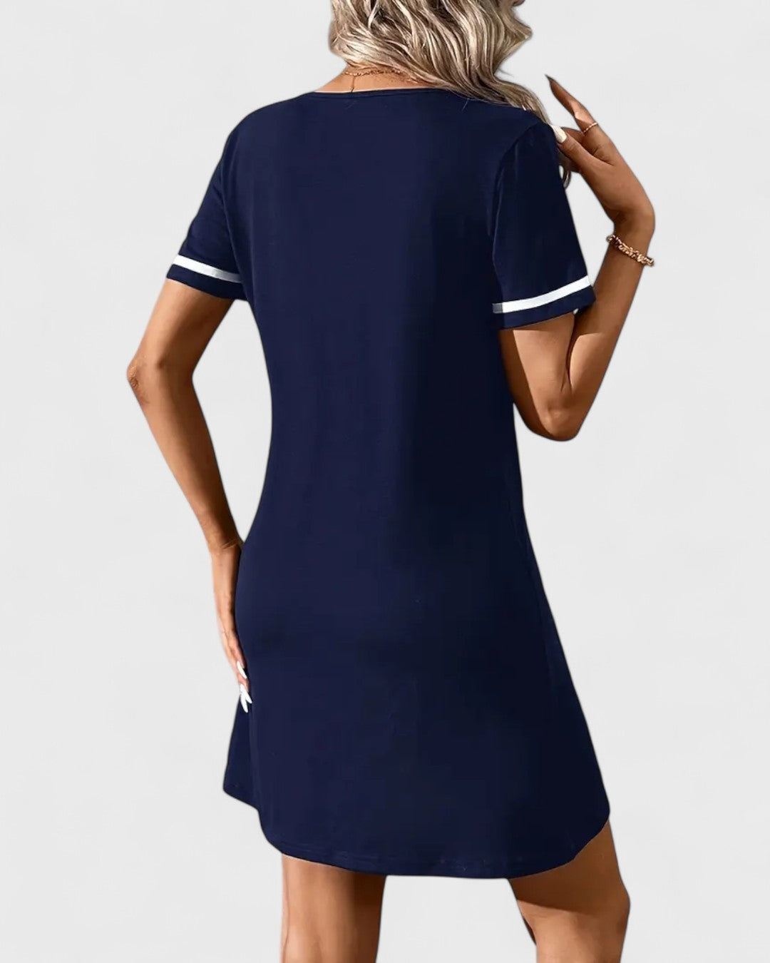 Robe en maille bleu marine à col V contrasté