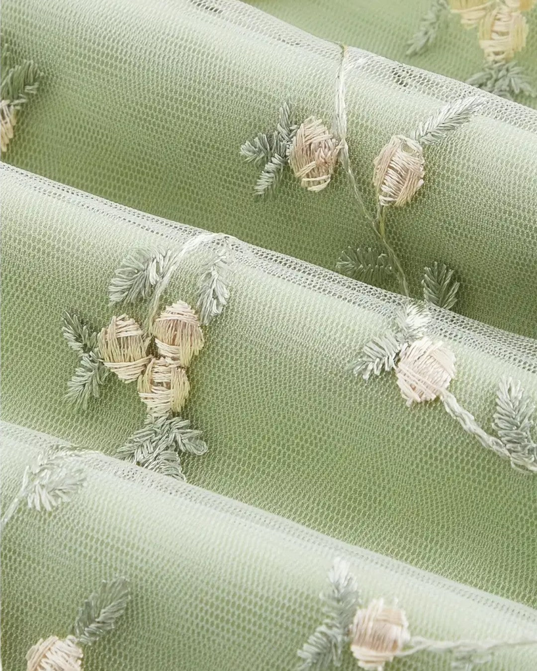 Robe midi vert menthe à broderies florales