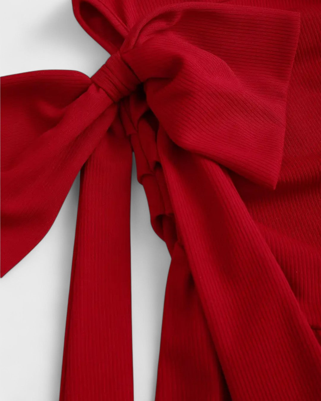 Robe courte asymétrique à nœud et taille froncée