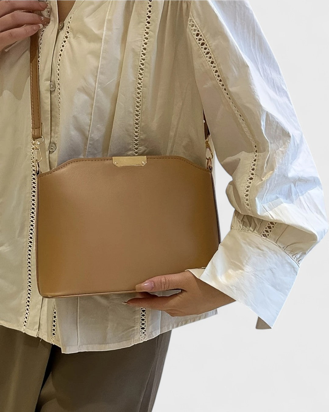 Sac à bandoulière rigide à détail doré