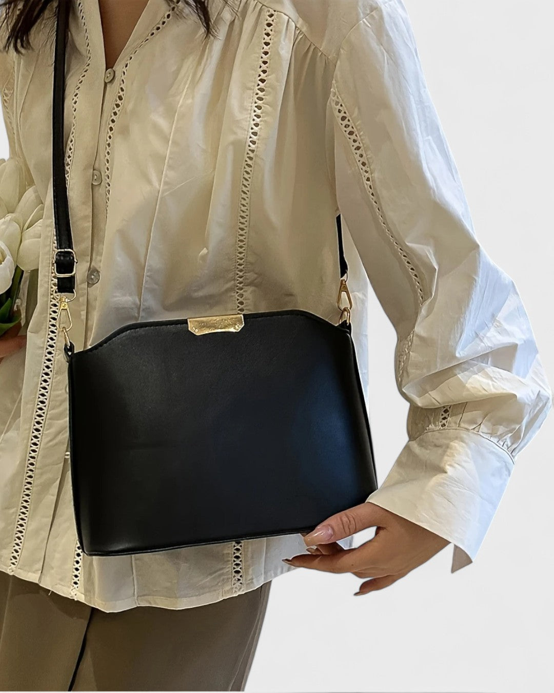 Sac à bandoulière rigide à détail doré