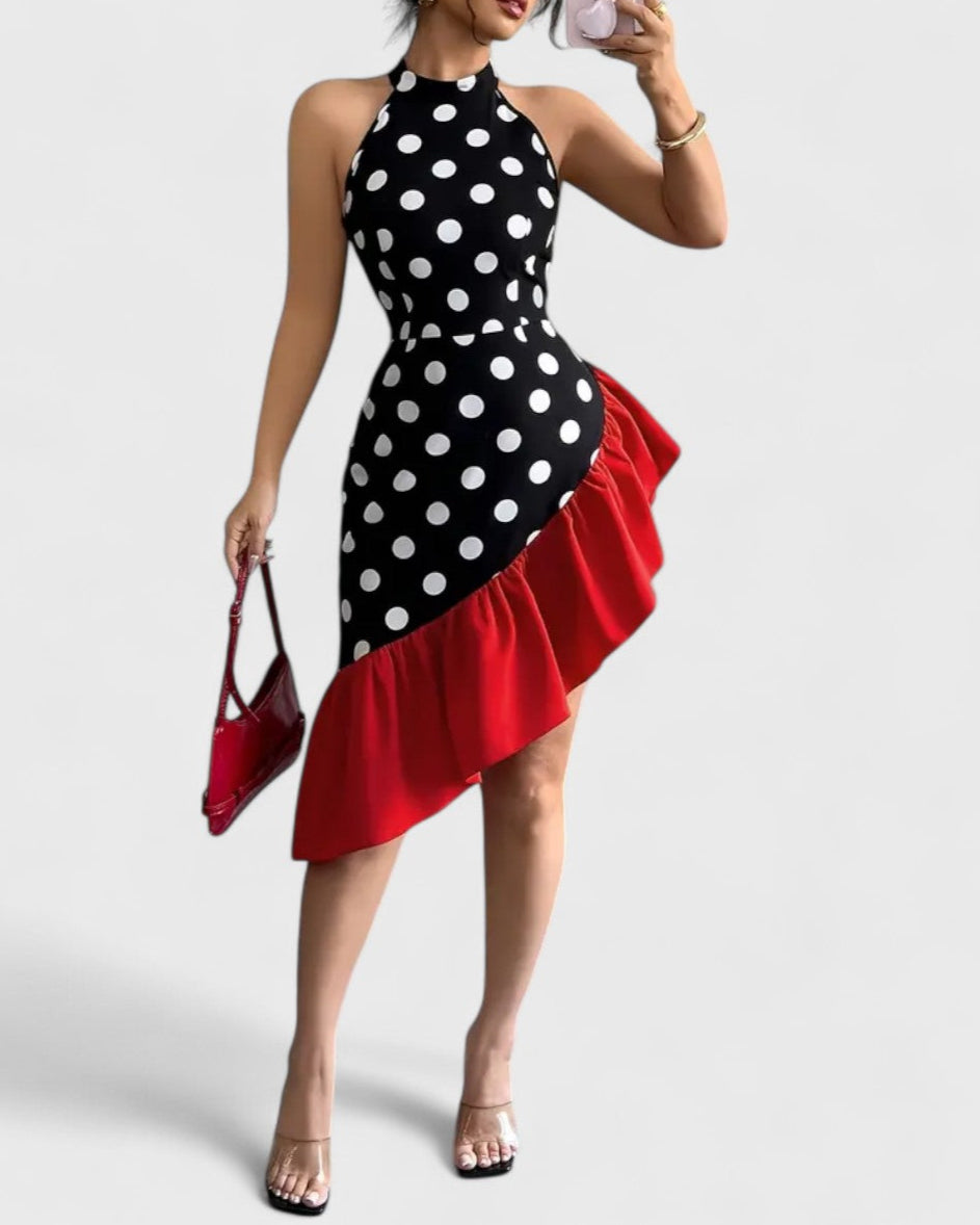 Robe noire à pois blancs et volant rouge asymétrique