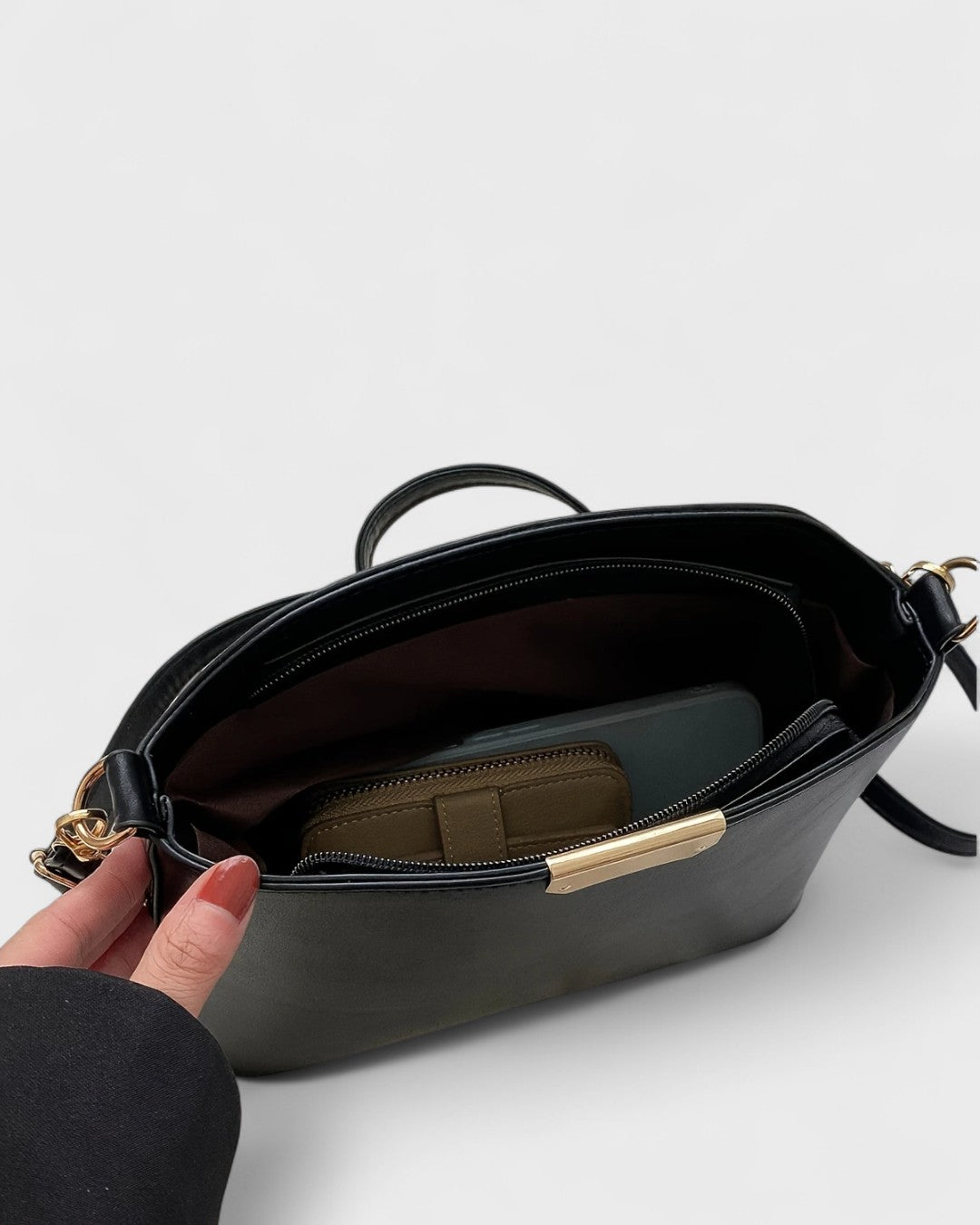 Sac à bandoulière rigide à détail doré