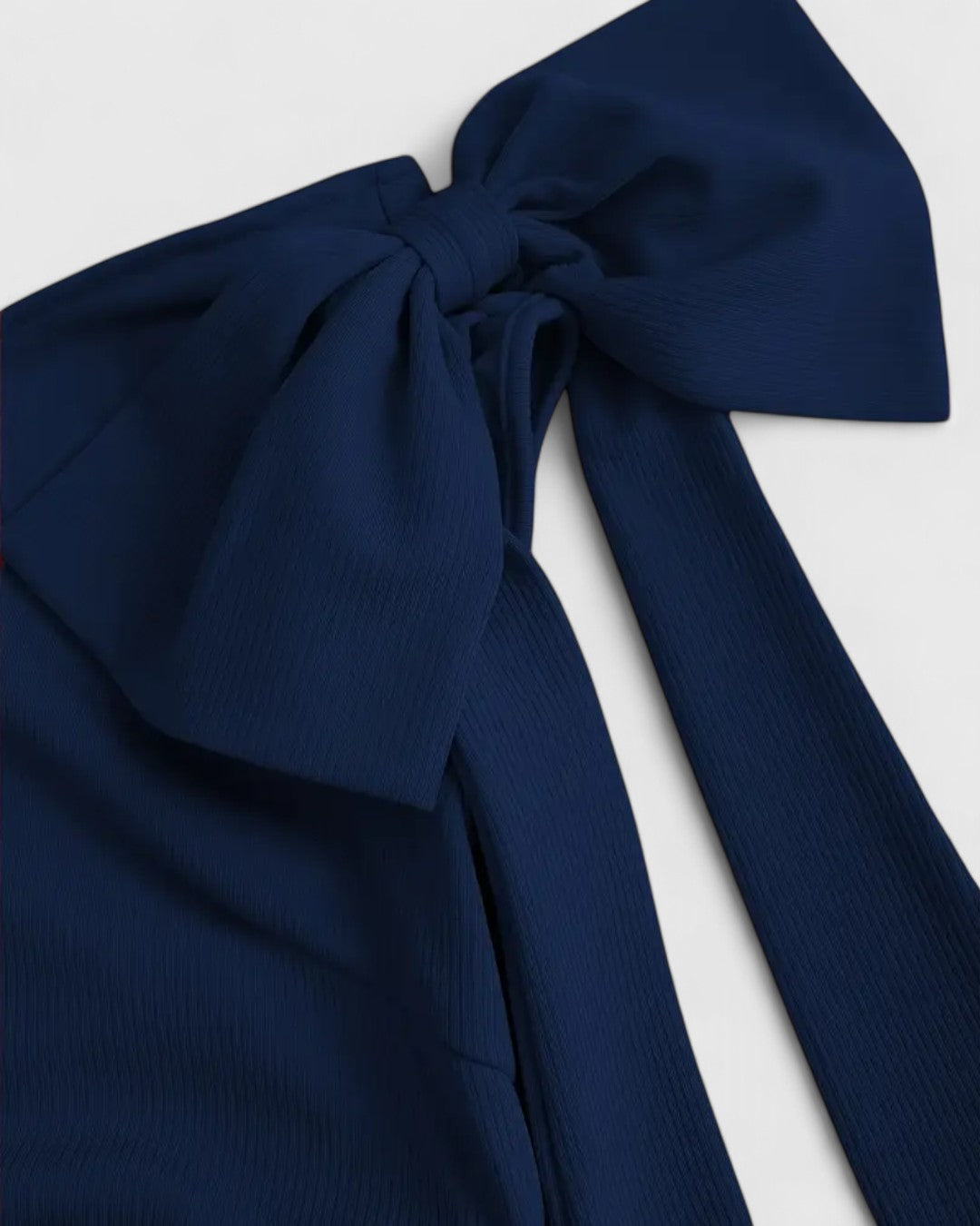 Robe courte asymétrique à nœud et taille froncée