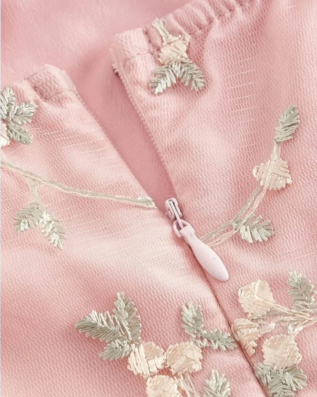 Robe mi-longue bustier fendue à volants