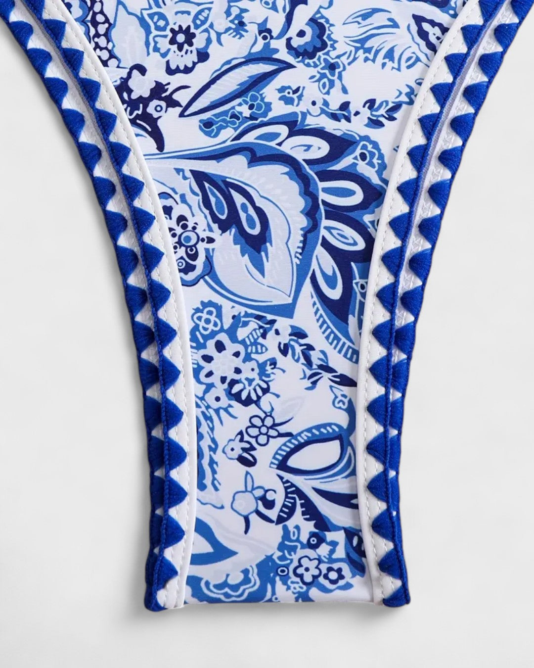 Bikini imprimé bleu et blanc à détails festonnés