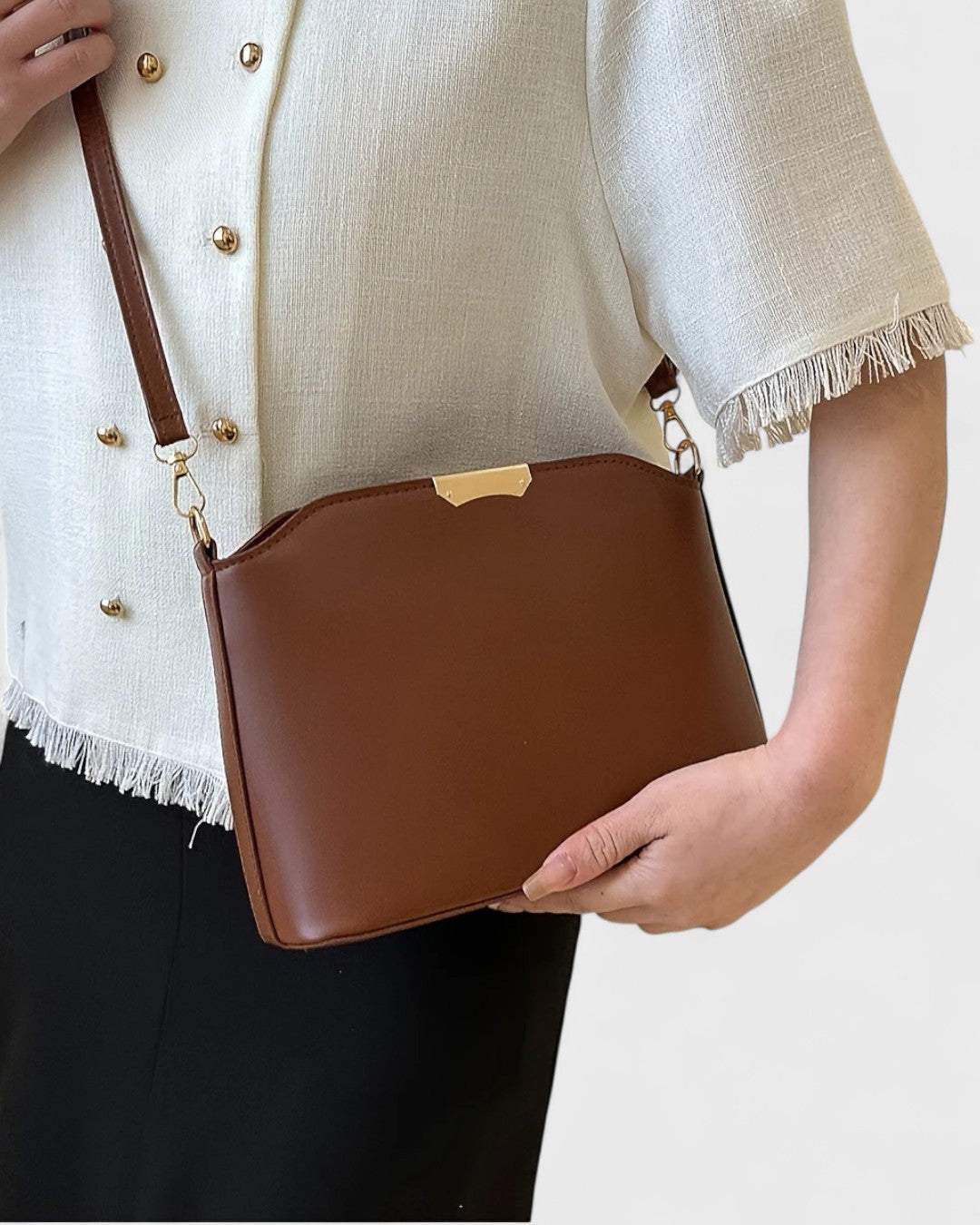 Sac à bandoulière rigide à détail doré