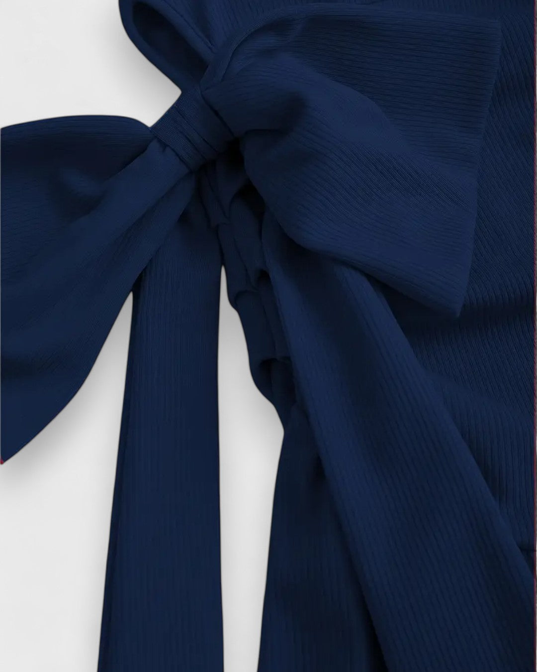 Robe courte asymétrique à nœud et taille froncée