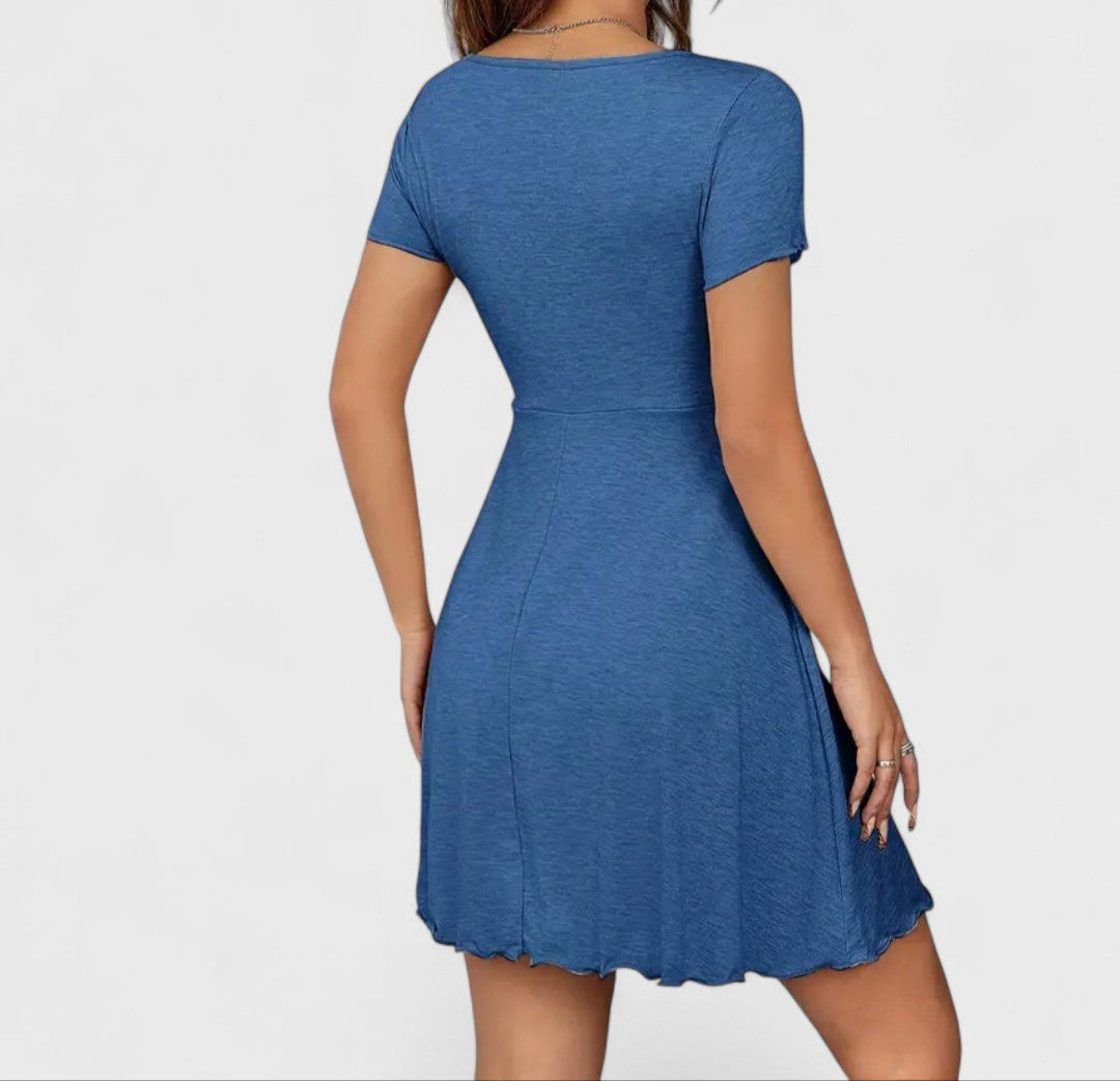 Robe courte froncée à col rond et manches volantées