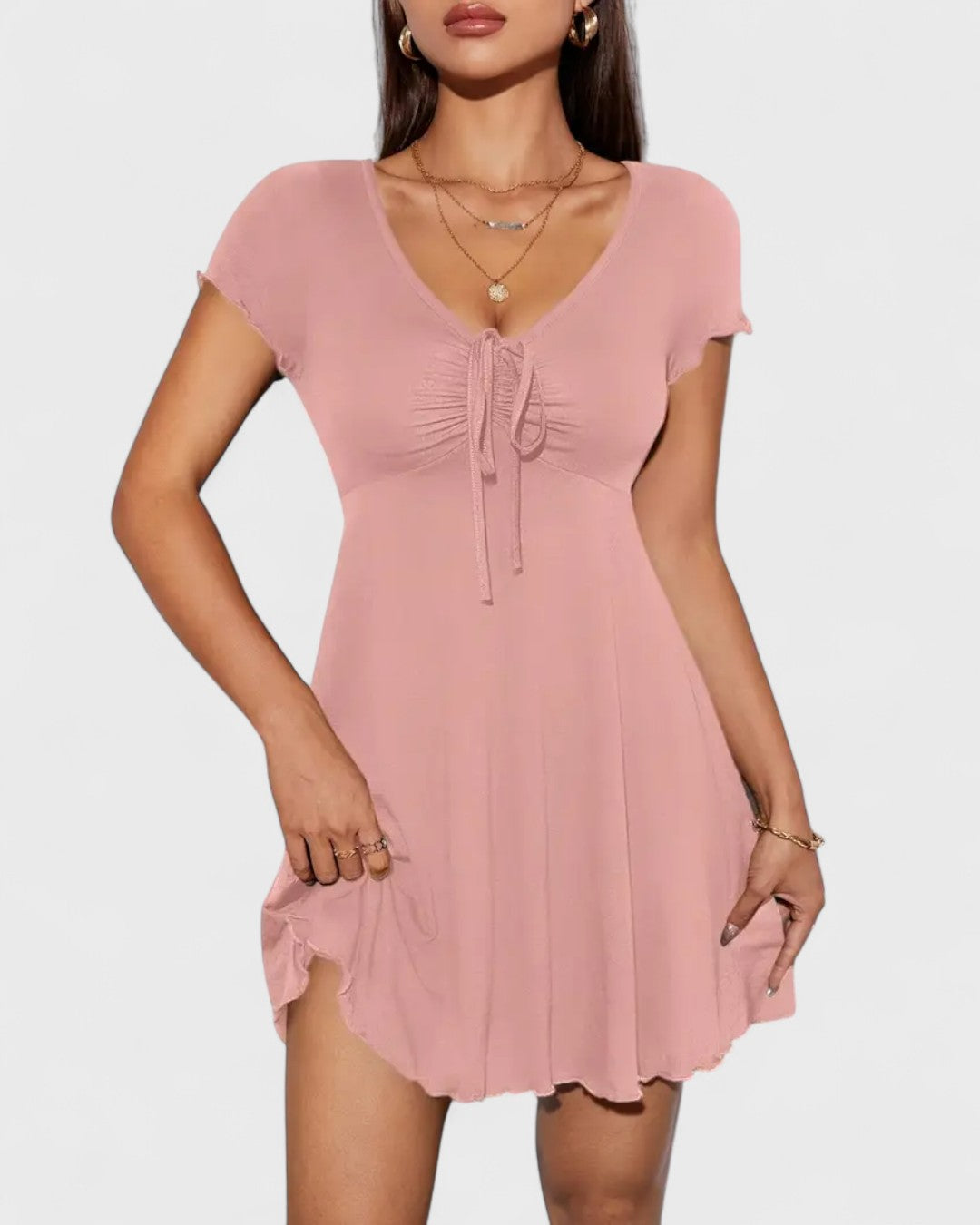 Robe courte froncée à col rond et manches volantées