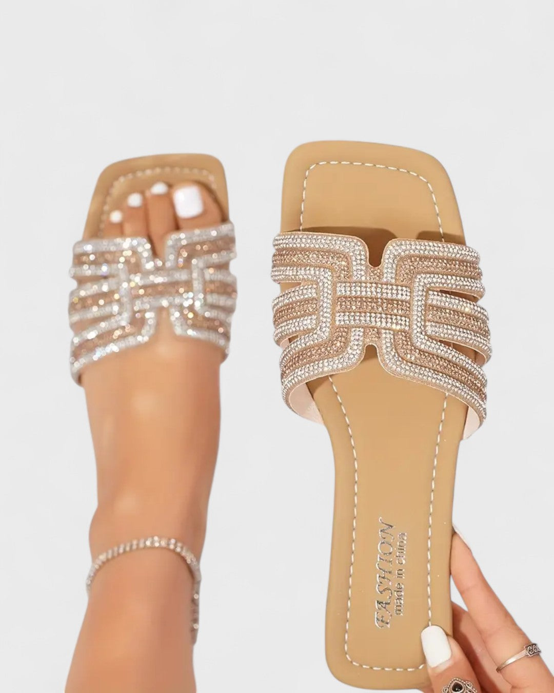 Sandales plates scintillantes à brides entrelacées