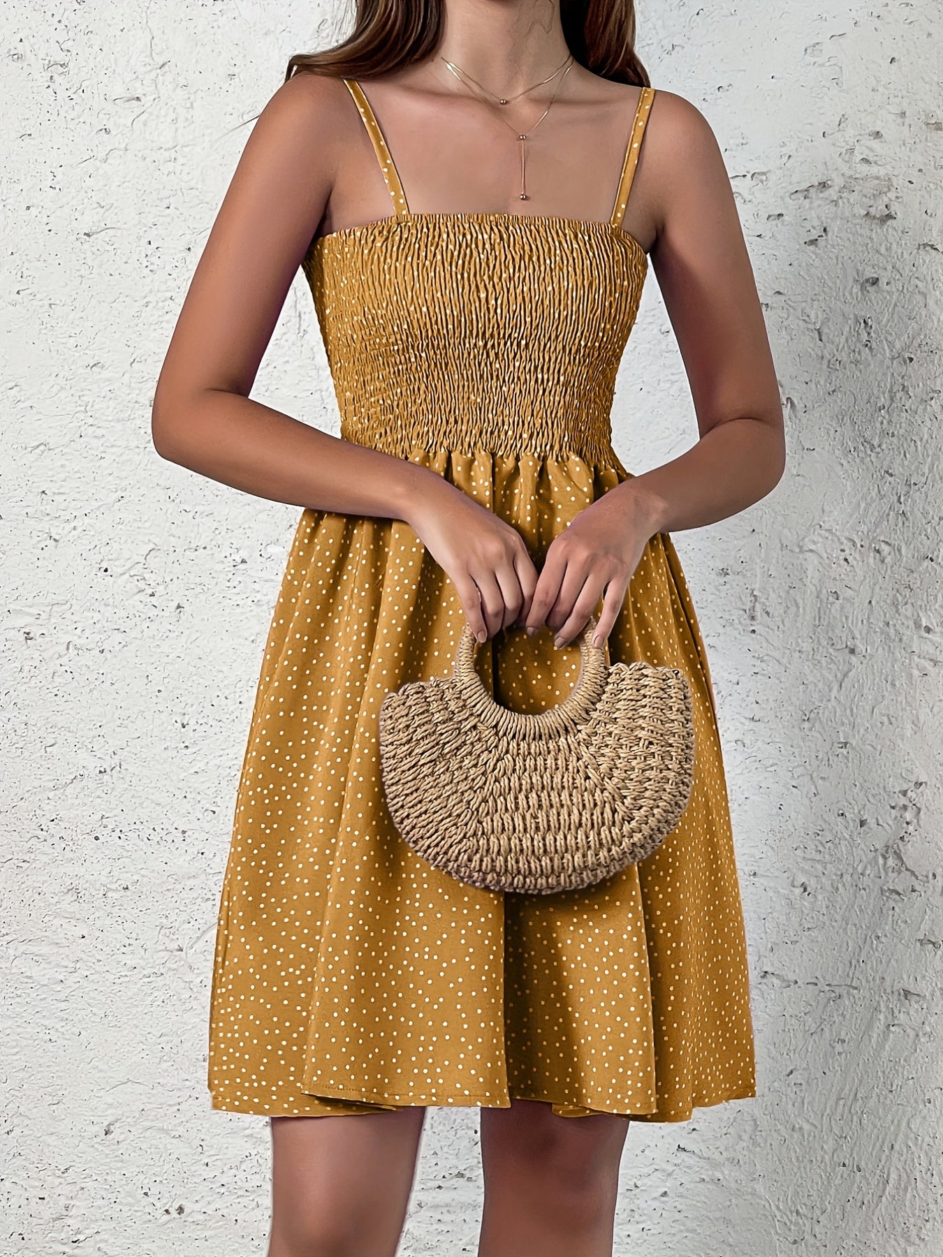 Robe à pois smockée et bretelles fines