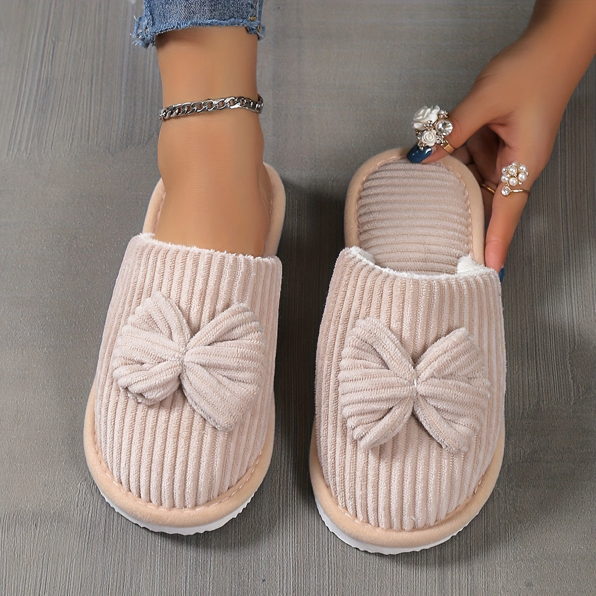 Chaussons pelucheux pour femmes avec nœud papillon et semelle souple