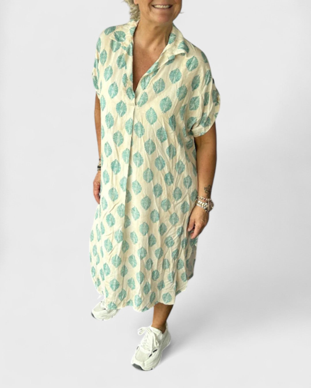 Robe élégante avec col en V