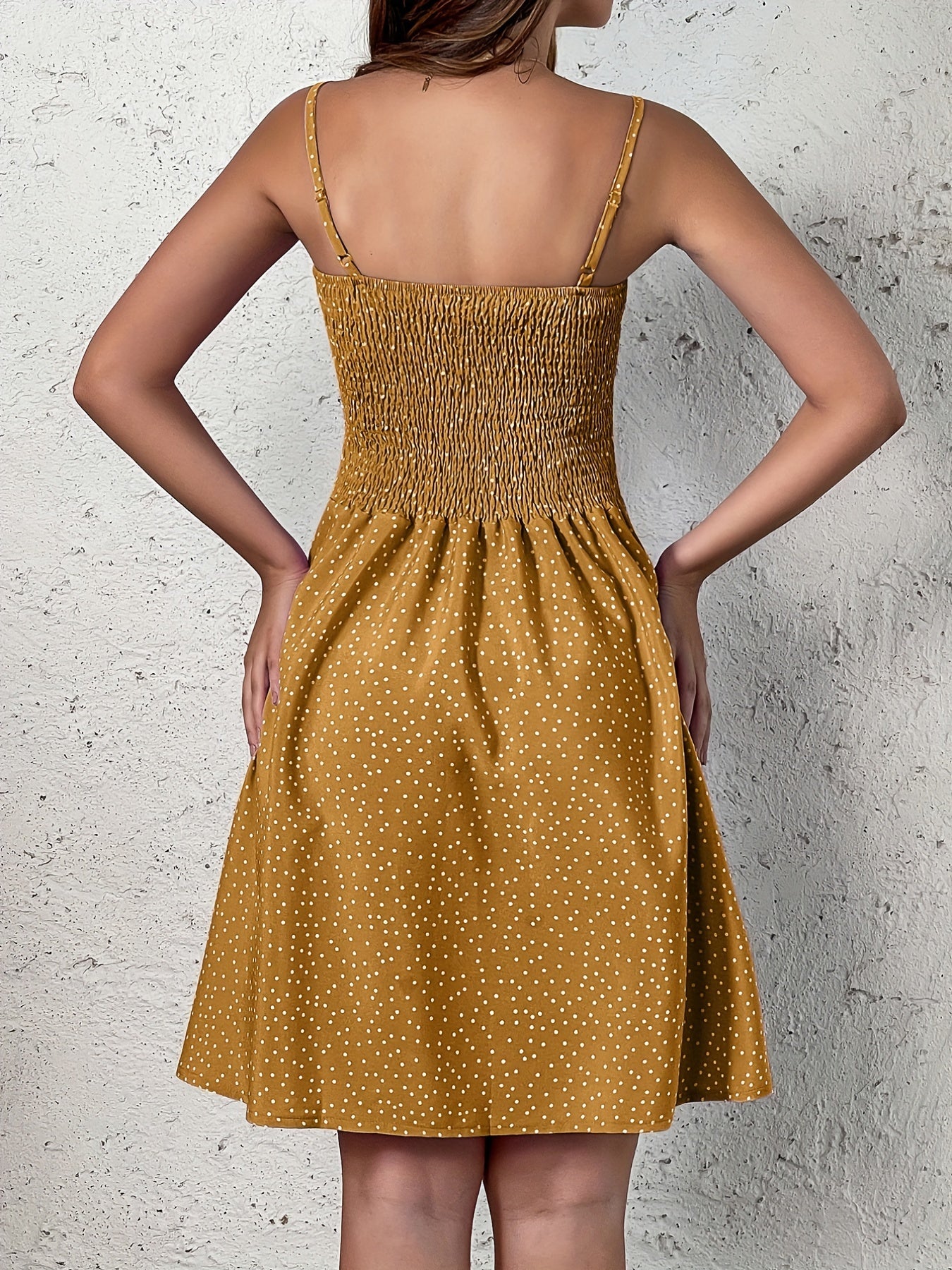 Robe à pois smockée et bretelles fines