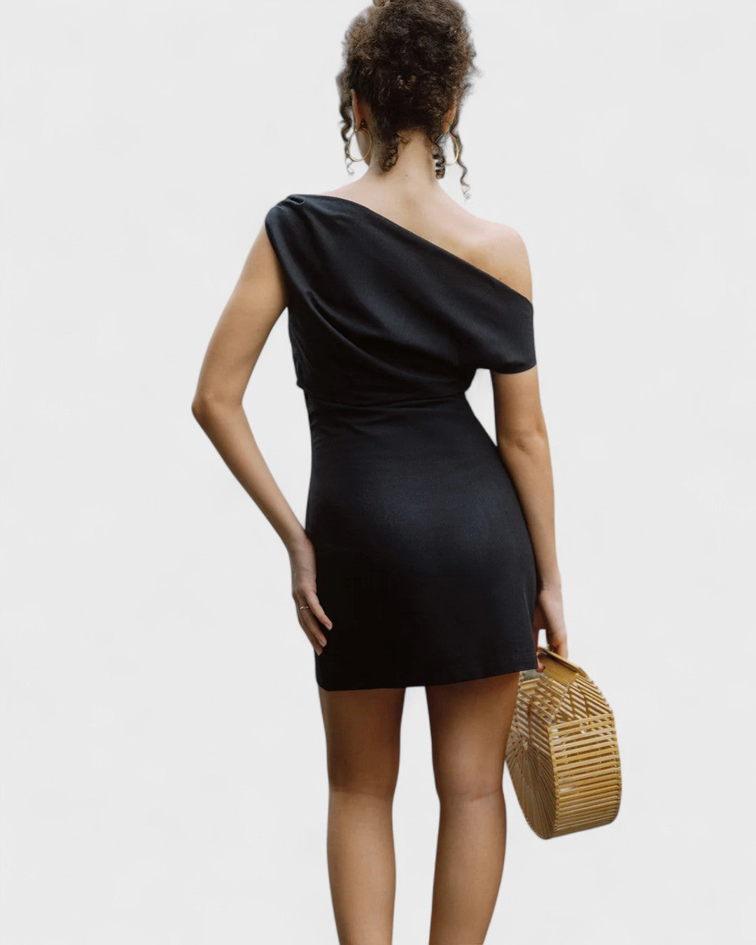 Robe courte asymétrique à col et épaules dénudées