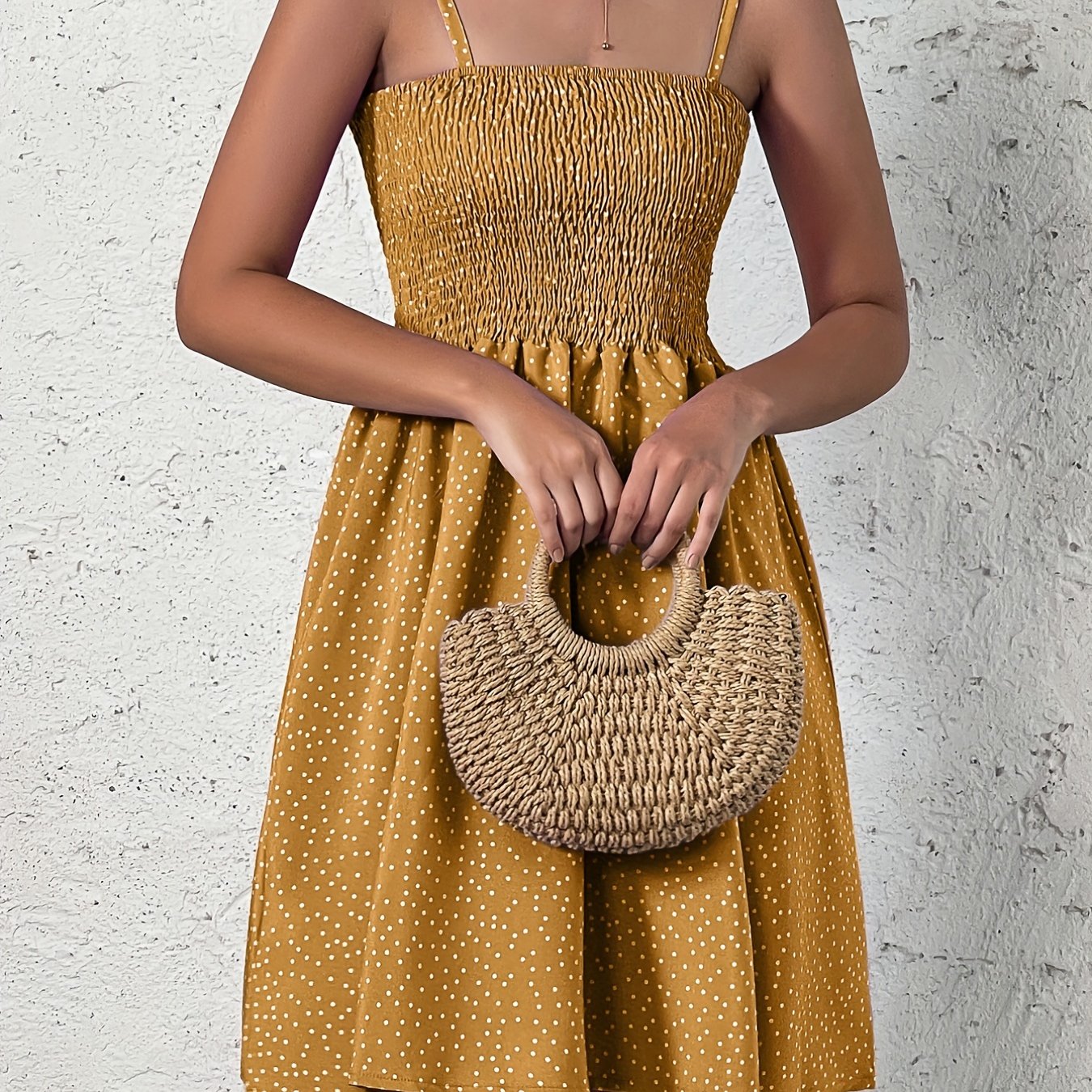 Robe à pois smockée et bretelles fines