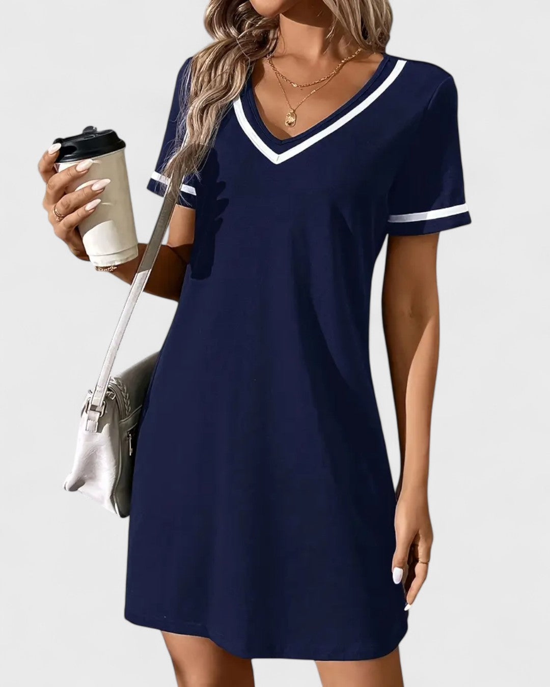 Robe en maille bleu marine à col V contrasté