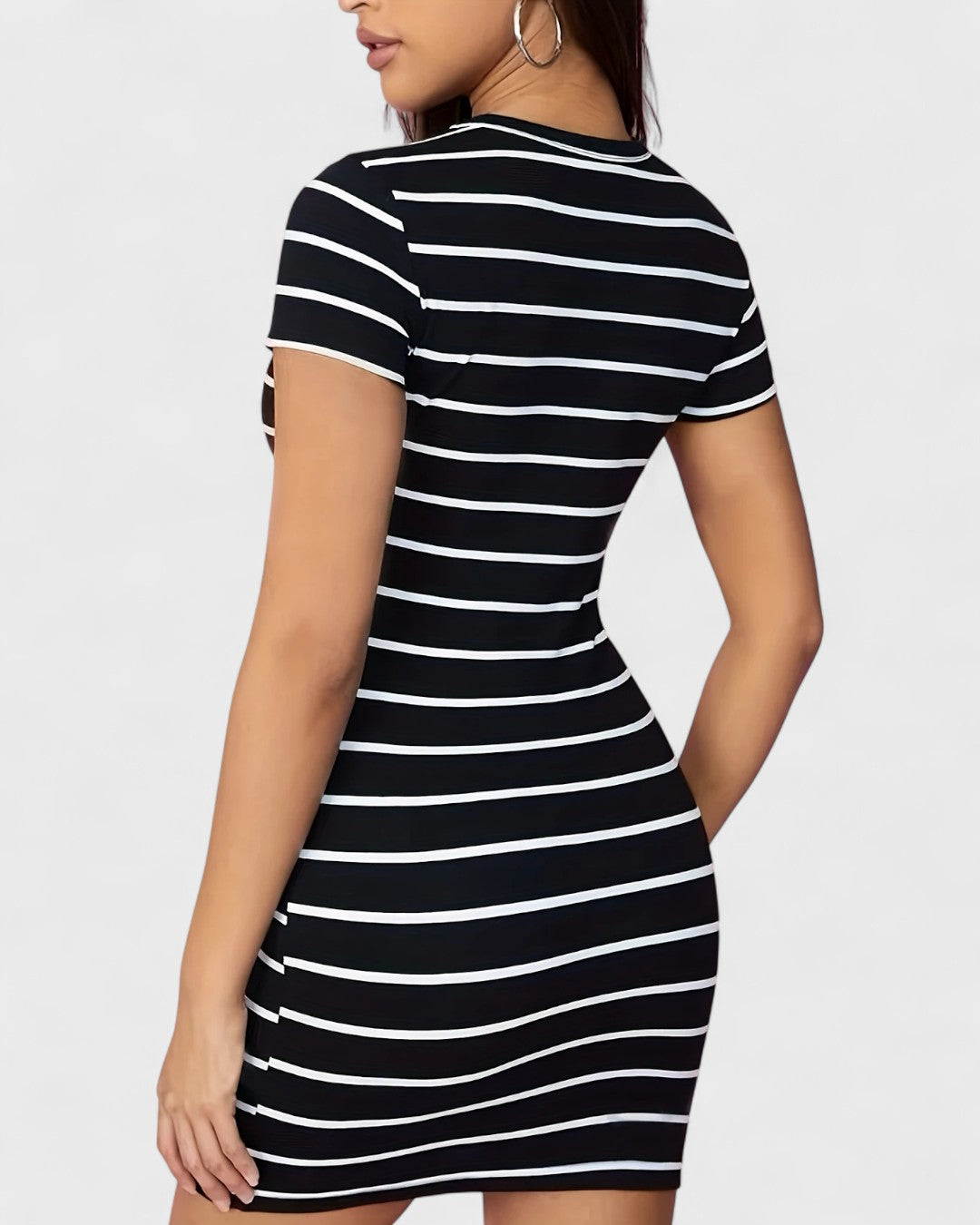 Robe moulante à rayures marines