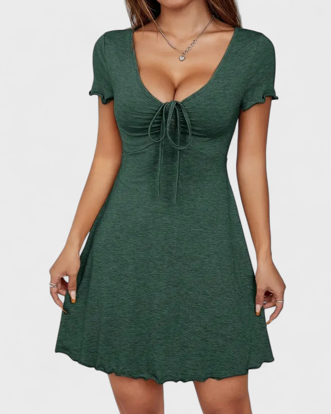 Robe courte froncée à col rond et manches volantées