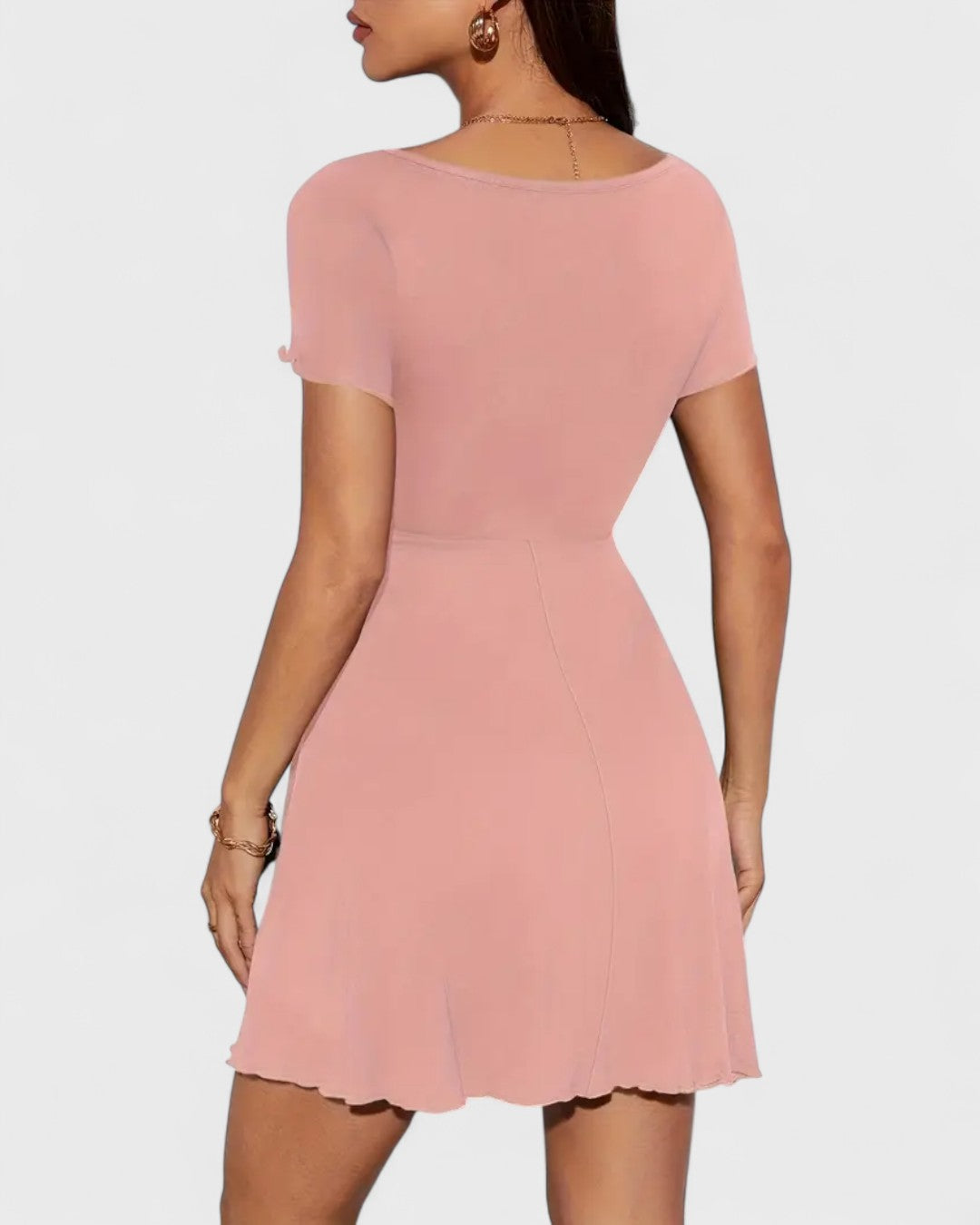 Robe courte froncée à col rond et manches volantées