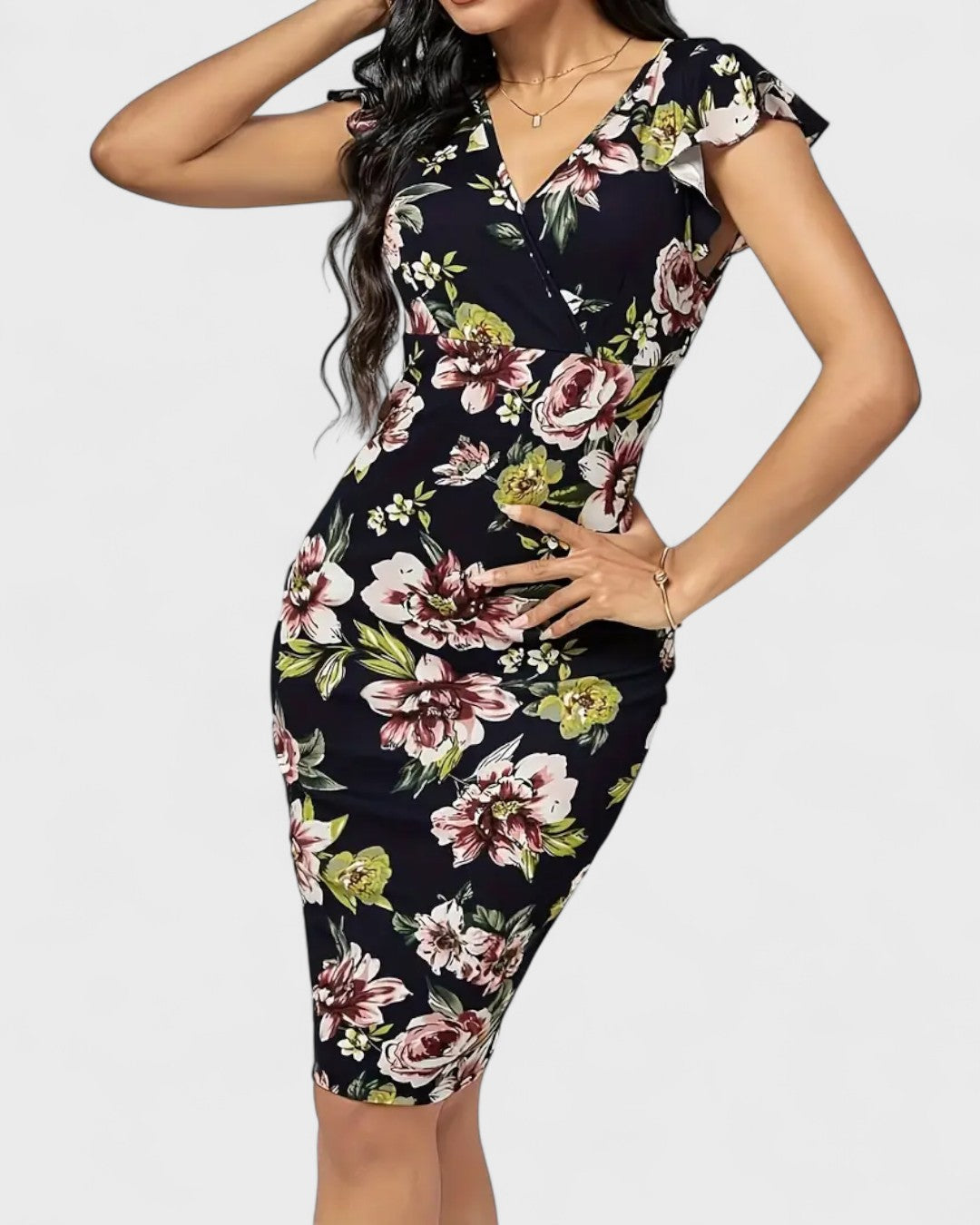 Robe moulante à fleurs et manches à volants