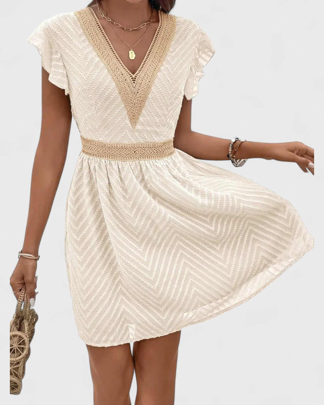 Robe beige brodée à col en V et taille cintrée