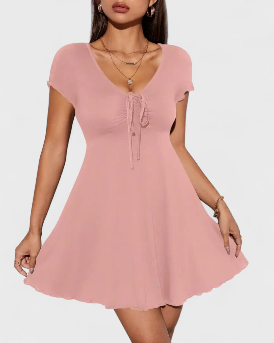 Robe courte froncée à col rond et manches volantées