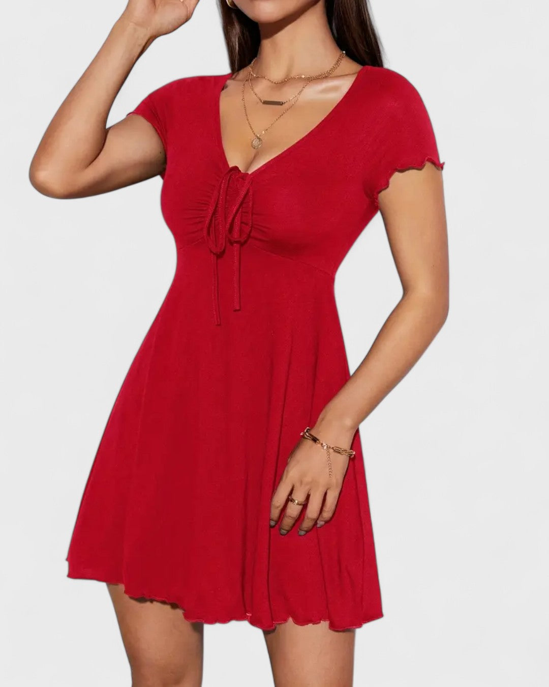 Robe courte froncée à col rond et manches volantées