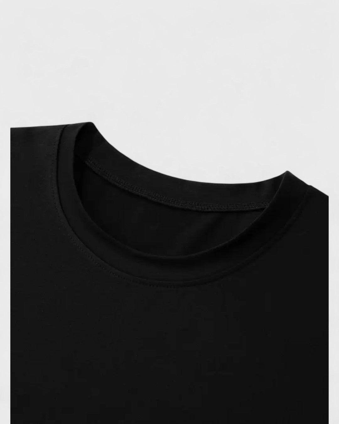 T-shirt noir à détails blancs