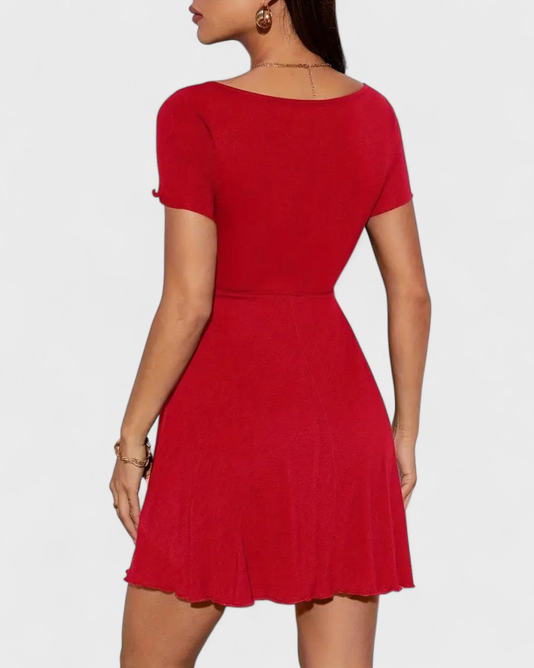 Robe courte froncée à col rond et manches volantées