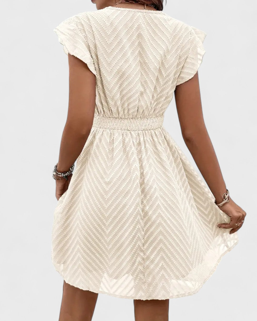 Robe beige brodée à col en V et taille cintrée