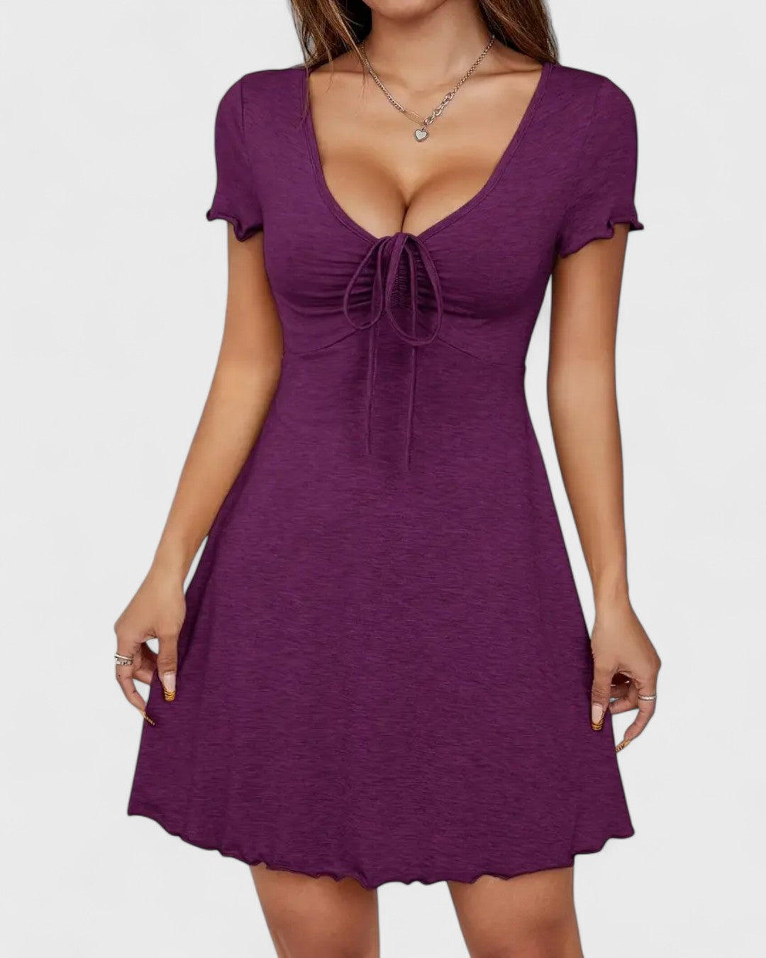 Robe courte froncée à col rond et manches volantées