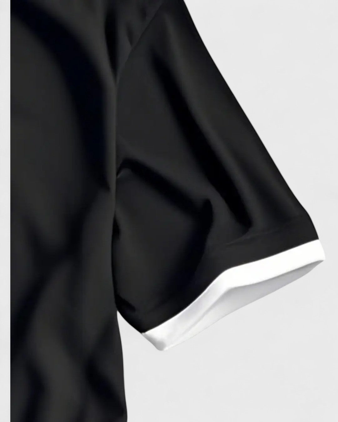T-shirt noir à détails blancs