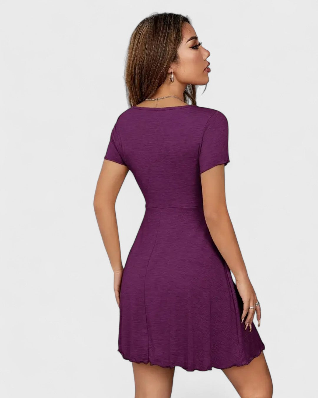 Robe courte froncée à col rond et manches volantées