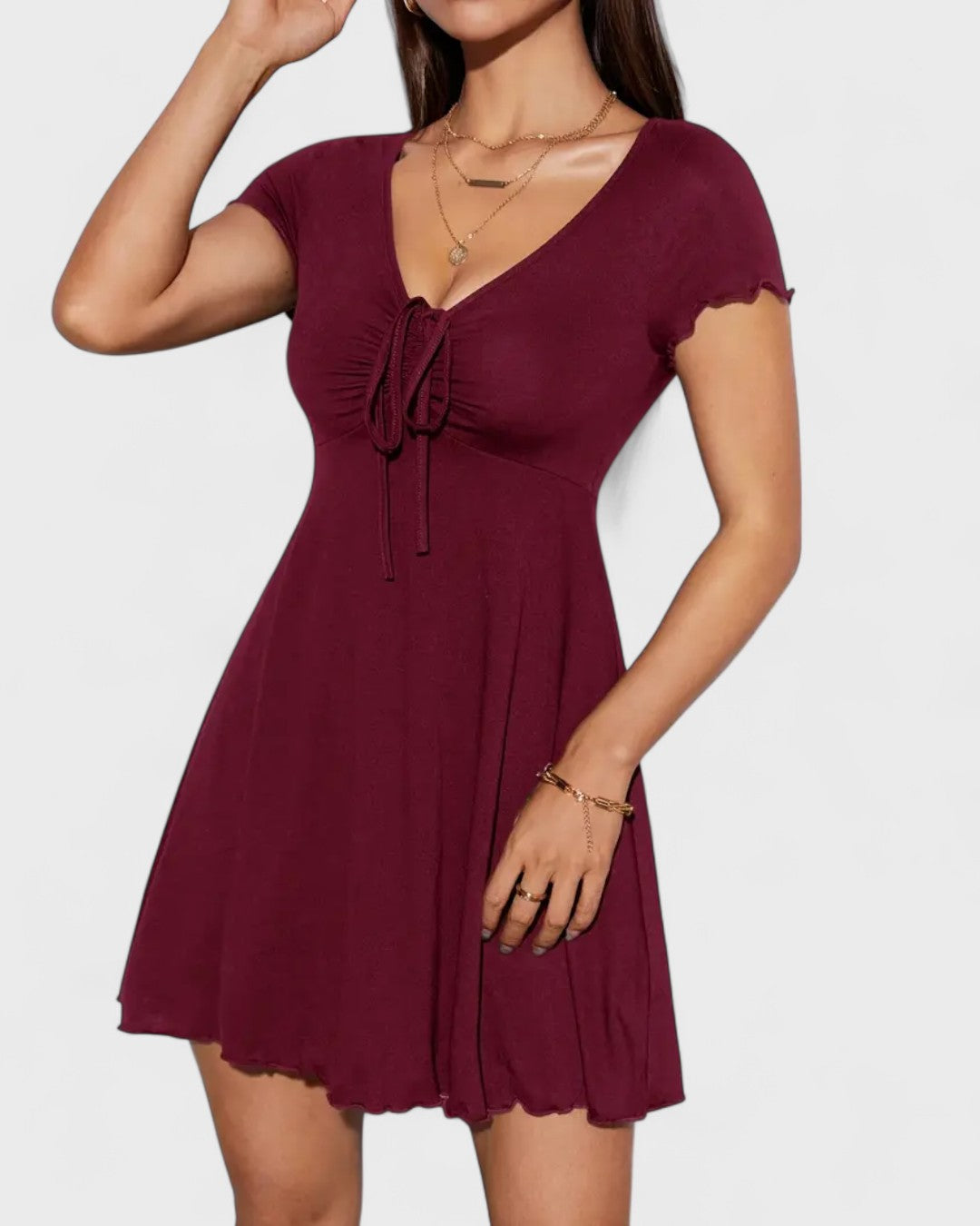 Robe courte froncée à col rond et manches volantées