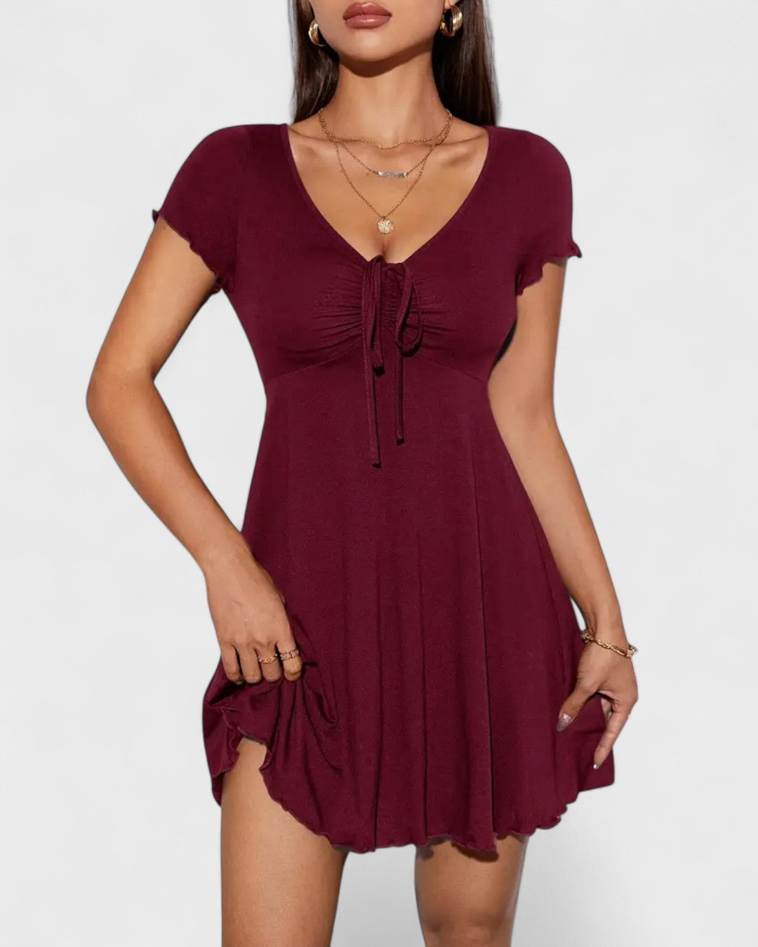 Robe courte froncée à col rond et manches volantées