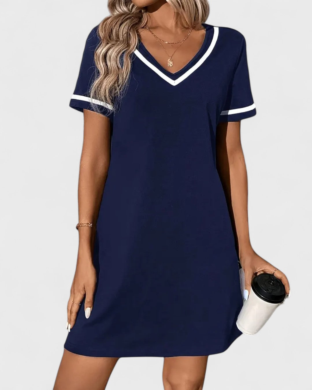 Robe en maille bleu marine à col V contrasté