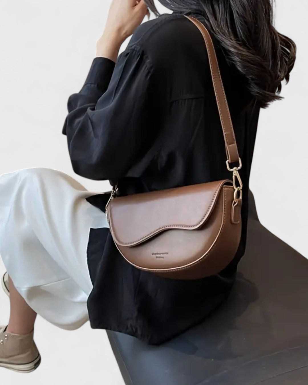Sac bandoulière demi-lune au charme minimaliste