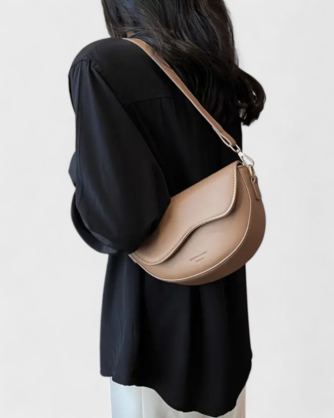 Sac bandoulière demi-lune au charme minimaliste