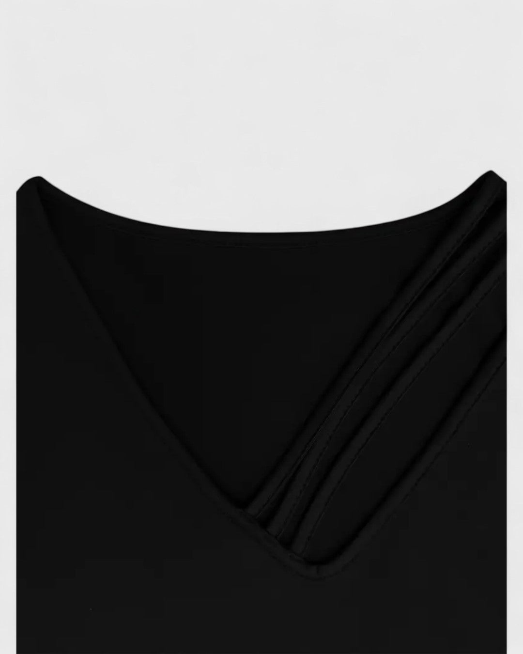 Blouse noire à col en V et rayures