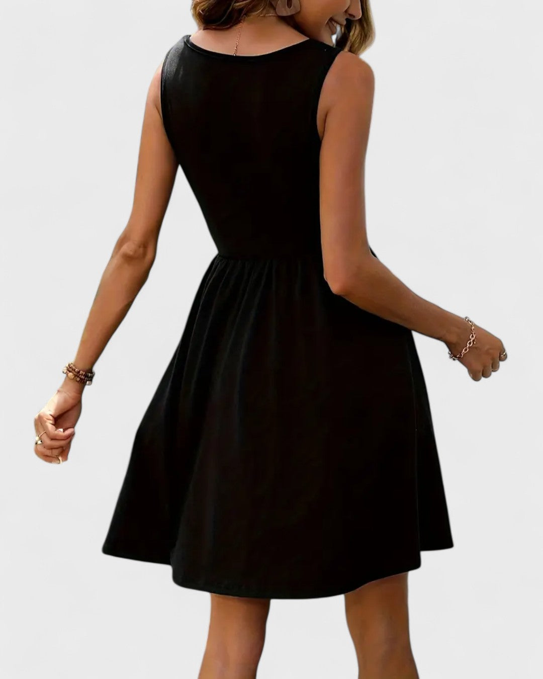 Robe sans manches noire à boutons et taille cintrée