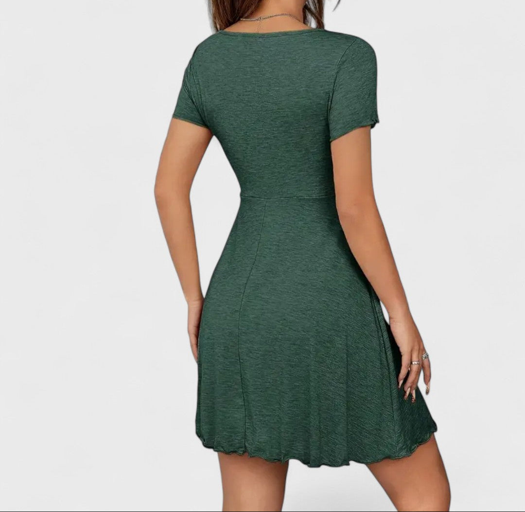 Robe courte froncée à col rond et manches volantées