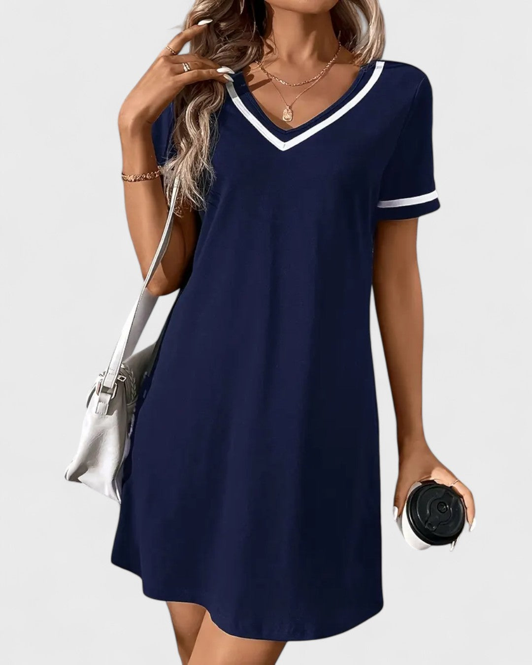 Robe en maille bleu marine à col V contrasté