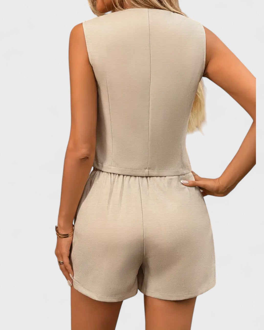 Ensemble sans manches à boutons et short