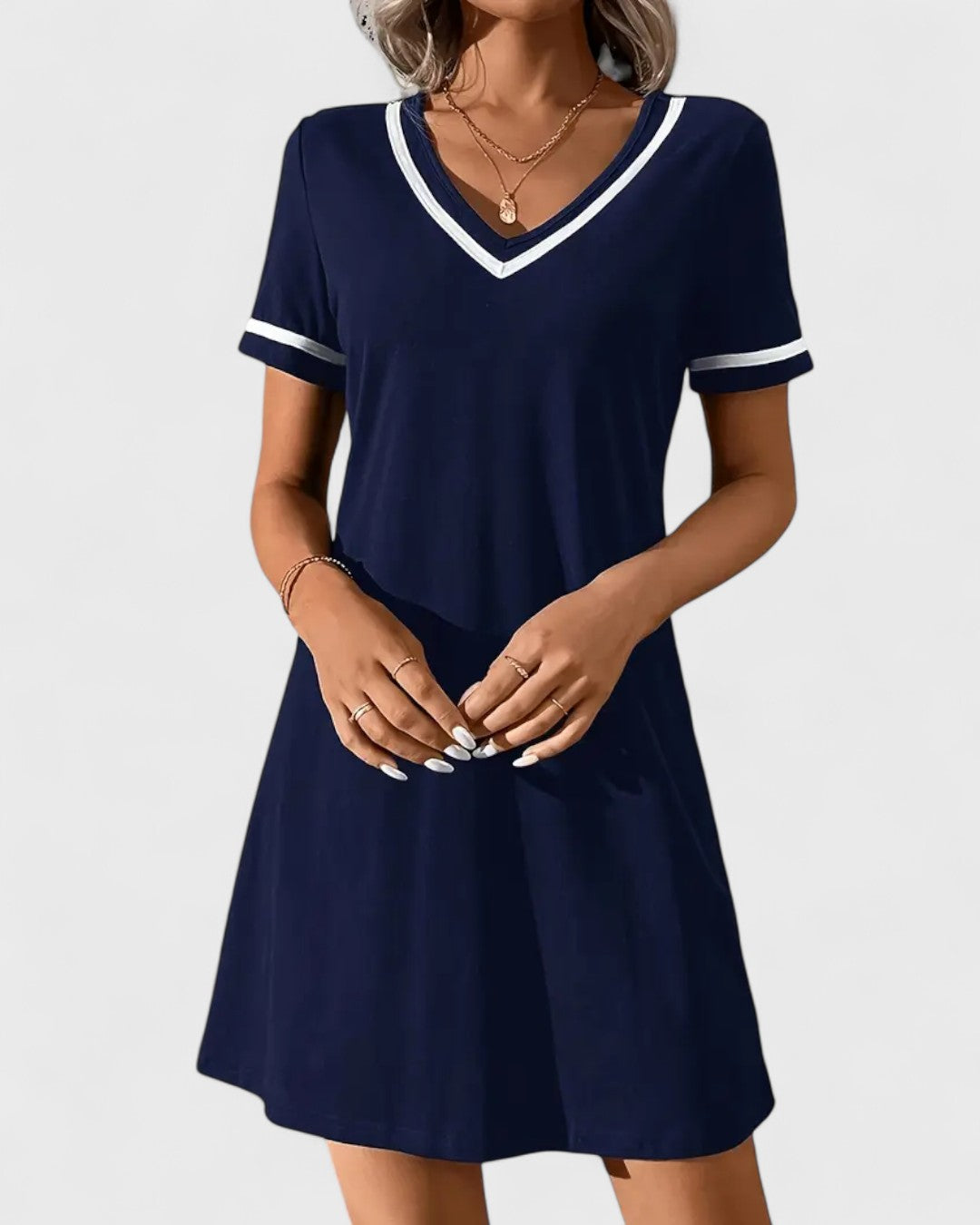 Clémence | Robe en maille bleu marine à col V contrasté