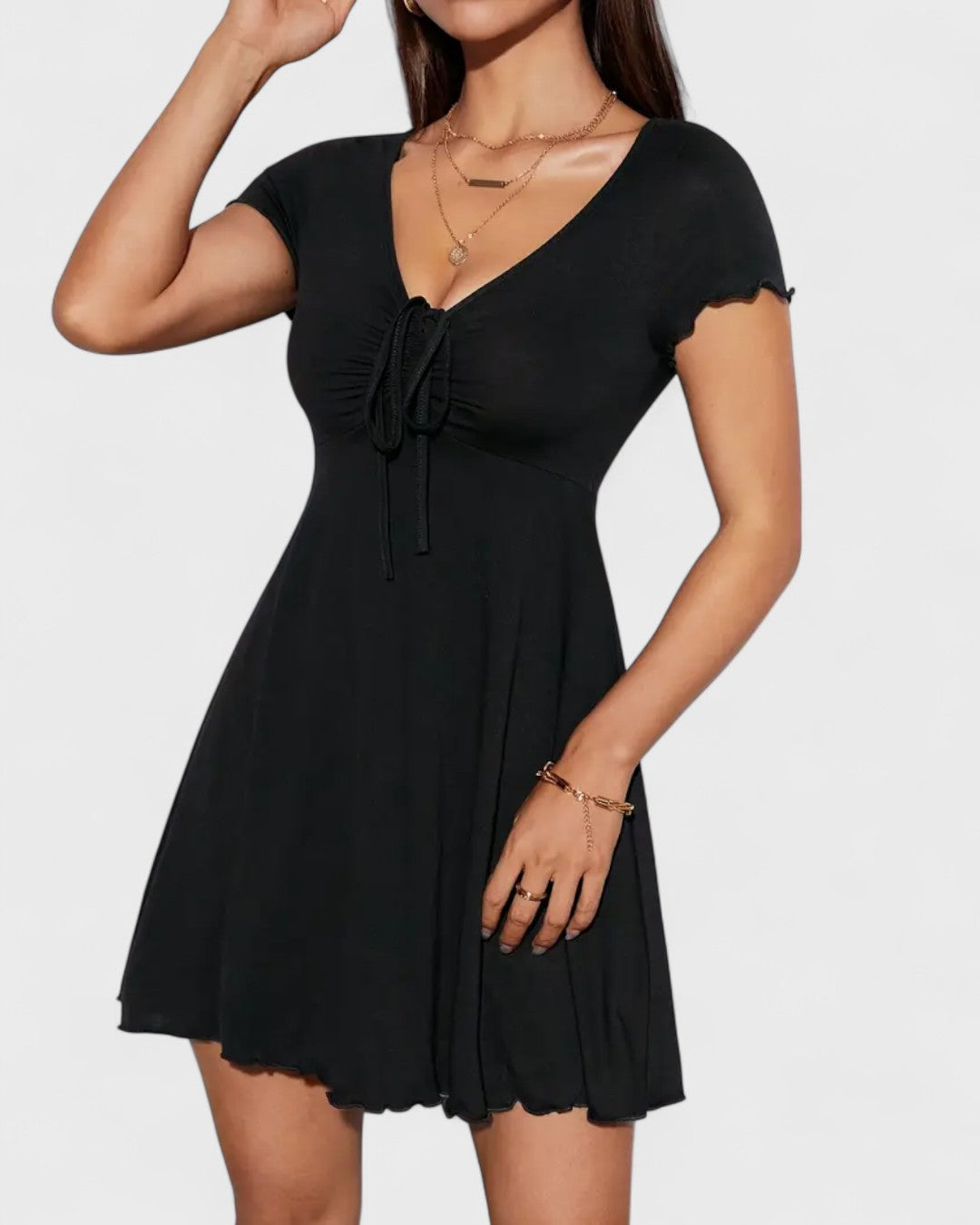 Robe courte froncée à col rond et manches volantées