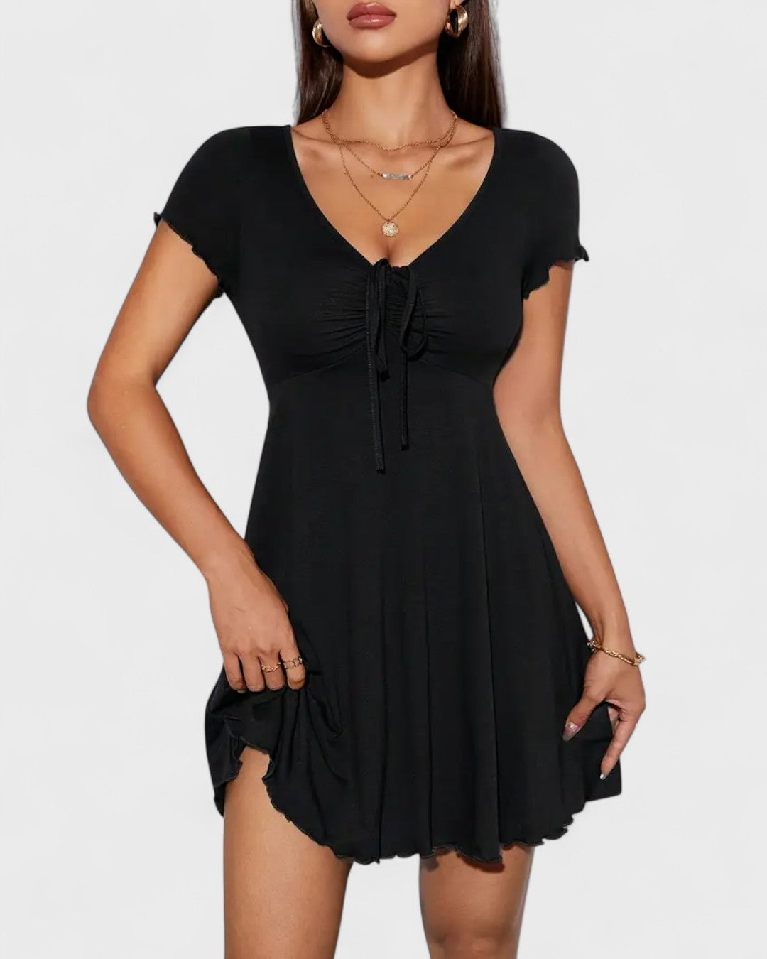 Robe courte froncée à col rond et manches volantées